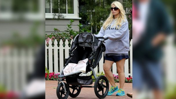 PHOTO: Jessica Simpson is seen pushing a BOB stroller in Toluca Lake, Calif. on March 31, 2013.