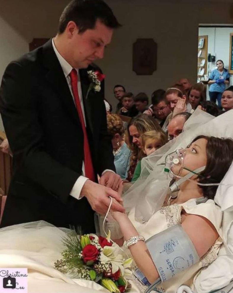 PHOTO: Dave and Heather Mosher exchange vows at their wedding inside St. Francis Hospital in Hartford, Conn., Dec. 22, 2017.