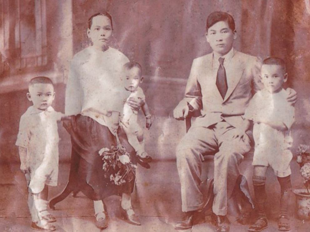 PHOTO: Paula Williams Madisons grandfather Samuel Lowe sits with his family.