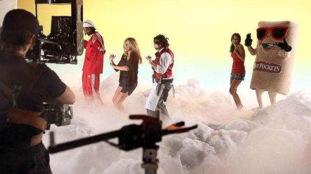 Watch Kate Upton & Snoop Dogg's Hilarious Hot Pocket Ad ht snoop dog kate upton ad kb 131010 16x9 608 Watch Kate Upton & Snoop Doggs Hilarious Hot Pocket Ad