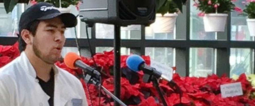 PHOTO: Gilly Assuncao, originally from Brazil, stopped customers in their tracks at Russos Farmers Market in Watertown, Massachusetts, with his beautiful rendition of "O Holy Night."