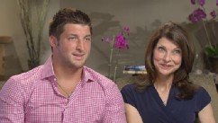 PHOTO: Tim Tebow and his mom, Pamela, talk to ABC News, Robin Roberts.