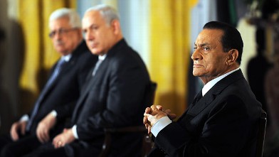 PHOTO: Egyptian President Hosni Mubarak, right, listen to U.S. President Barack Obama make a statement on Middle East peace.