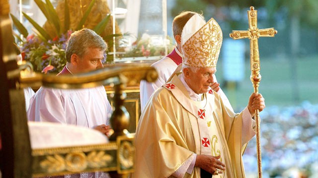 PHOTO: Pope Benedict XVI arrives at the altar to lead holy mass at Antonio Maceo Square in Santiago de Cuba, March 26, 2012.