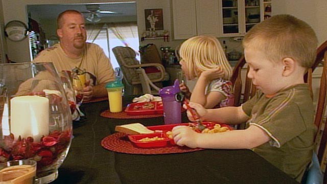 PHOTO: Because of local food pantries, Don Orange, a 35-year-old single dad from Bonita Springs, Fla., said his two kids, Abigail, 6, and Aidon, 4, have never gone hungry.