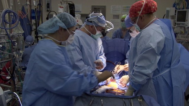 VIDEO: A diseased heart taken out of a transplant patient beats by itself.