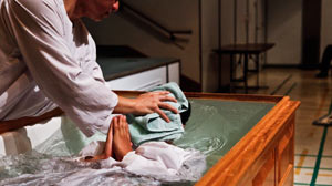 PHOTO Chinese Christian convert gets baptized.