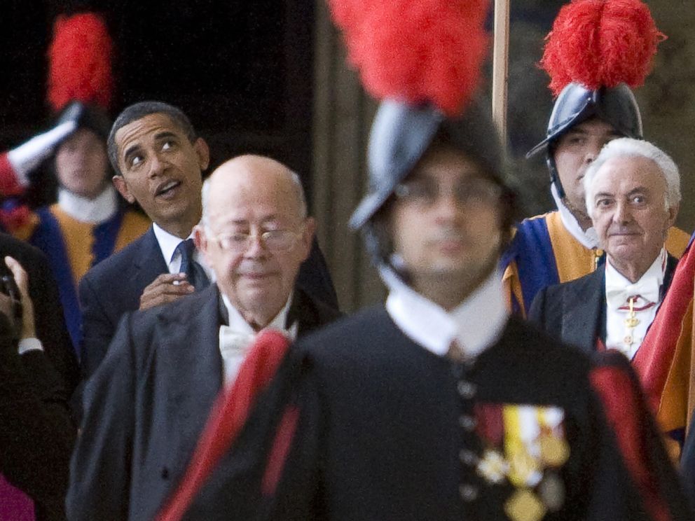 PHOTO: US President Barack Obama (back-L) looks at a artwork as he arrives for an audience with Pope Benedict XVI on July 10, 2009 at The Vatican.