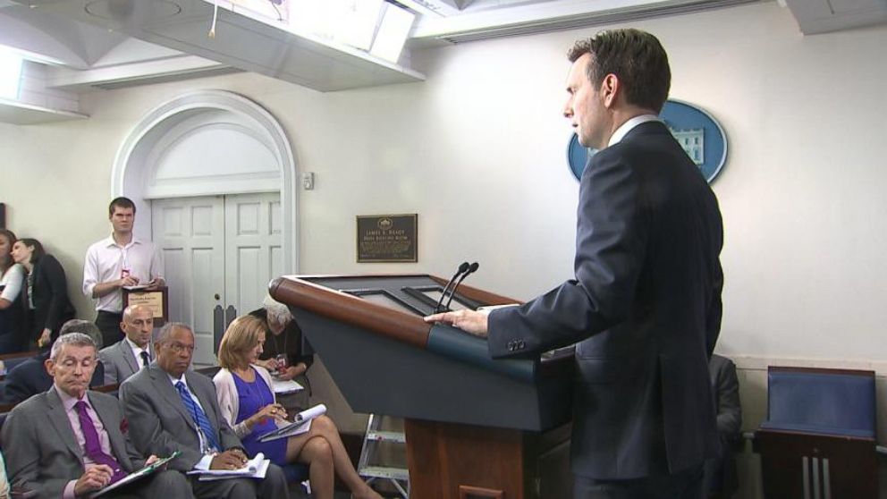 Intern Faints During White House Press Briefing