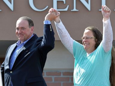 Huckabee, Cruz Jockey for Support of Kim Davis