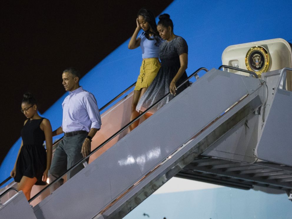 PHOTO: President Barack Obama, second from left, arrives at Joint Base Pearl Harbor-Hickam for a family vacation, on Saturday, Dec. 19, 2015, in Honolulu, Hawaii. From left, daughter Sasha Obama, Obama, daughter Malia Obama, and first lady Michelle Obama.