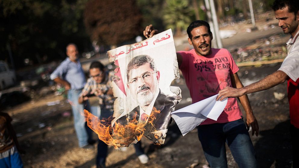 PHOTO: Egyptians against ousted President Mohammed Morsi burn his poster