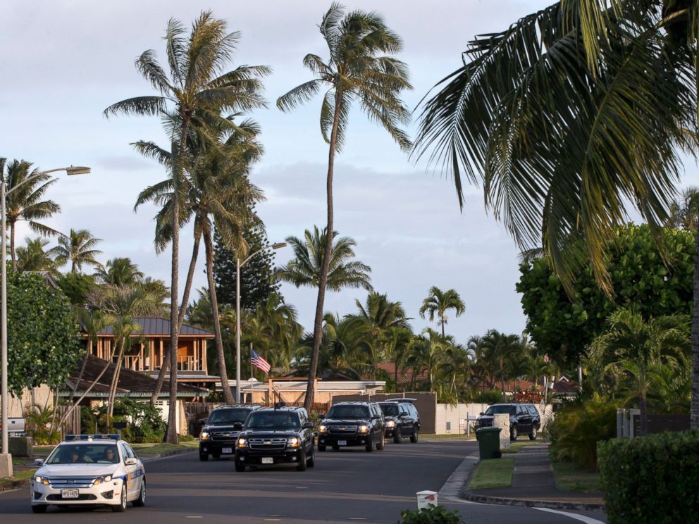 PHOTO: The motorcade carrying President Obama drives to the gym on Dec. 31, 2014, from his rental home in Kailua, Hawaii, during the Obama family vacation.