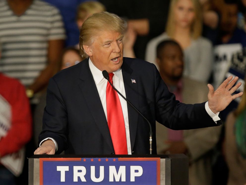 PHOTO: Republican presidential candidate Donald Trump speaks to a crowd of supporters during a campaign rally, Nov. 9, 2015, in Springfield, Ill.
