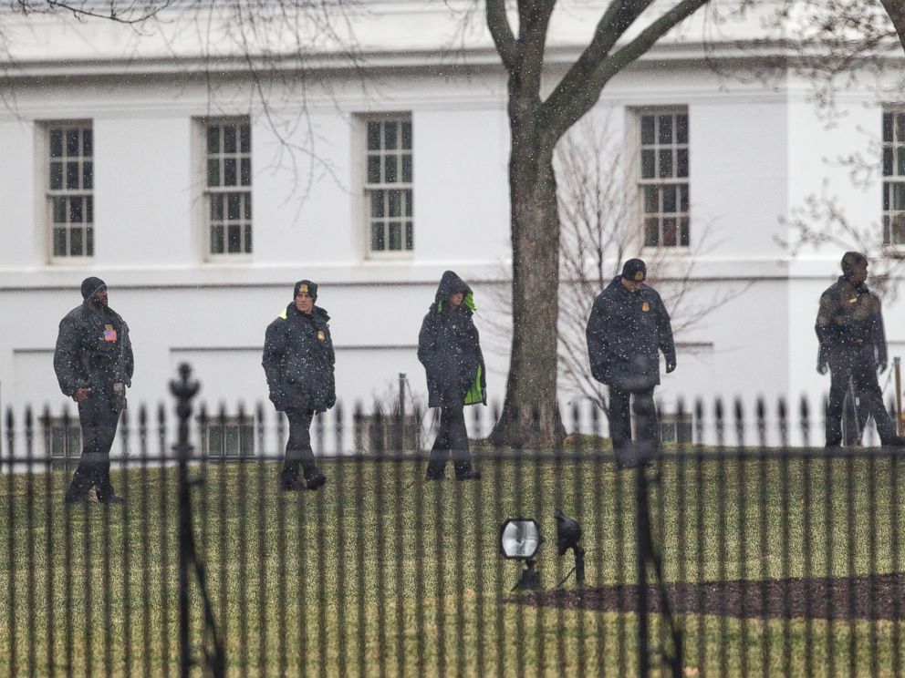 PHOTO: Members of the Secret Service search the grounds of the North Lawn of the White House in Washington, Jan. 26, 2015.