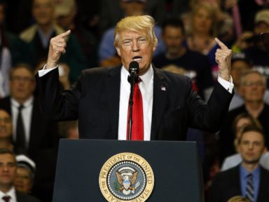 Trump sidesteps Russia inquiry at rally