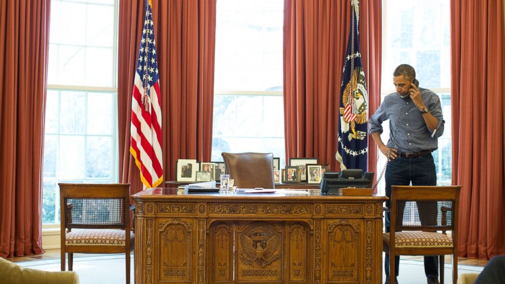 PHOTO: President Barack Obama talks on the phone in the Oval Office with Russian President Vladimir Putin about the situation in Ukraine at the White House, March 1, 2014 in Washington.