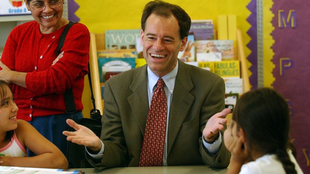 PHOTO: Ron Unz talks to students at Denvers Castro Elementary School, Sept. 4, 2002.