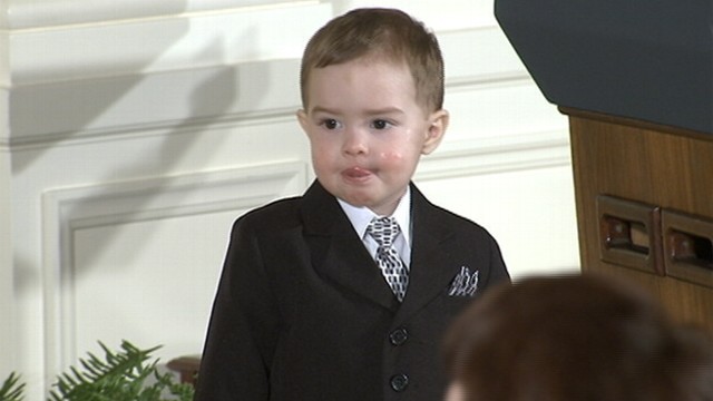 VIDEO: Those waiting for a Medal of Honor ceremony are treated to a cute sight near presidents podium.
