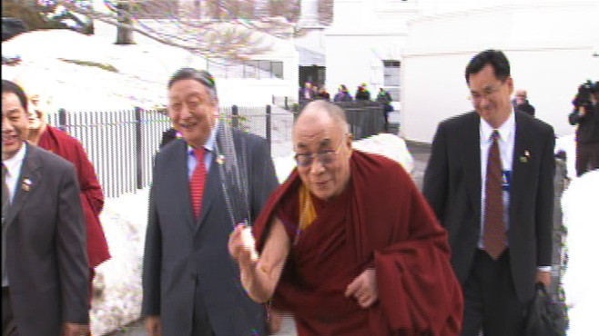 Video of the Dalai Lama at the White House, throws show.