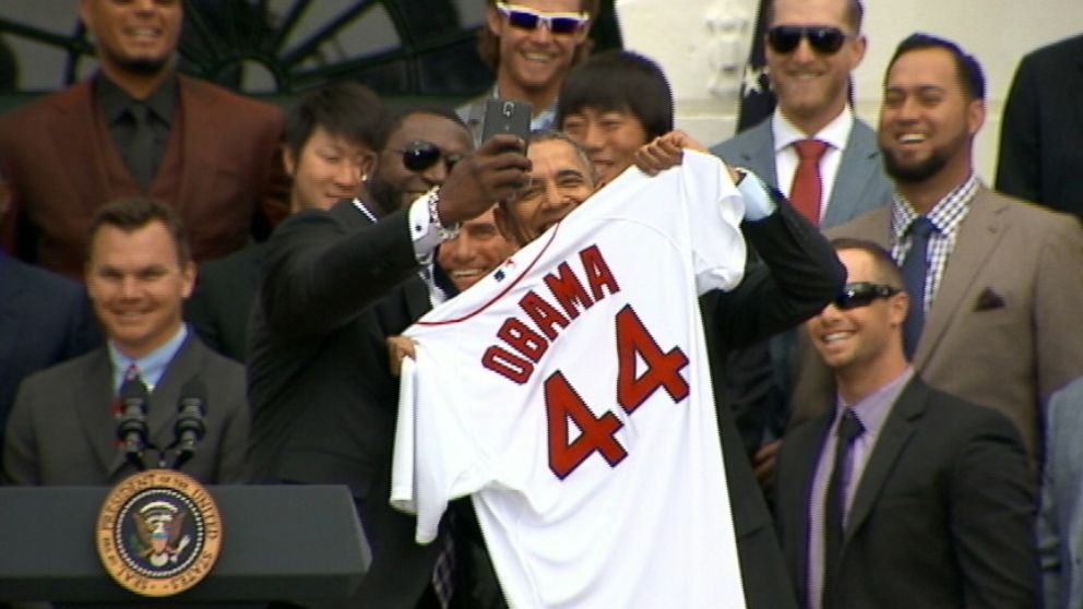 VIDEO: David Ortiz snapped a photo with the president during White House ceremony.