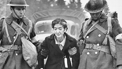PHOTO: Soldiers with Japanese-American woman
