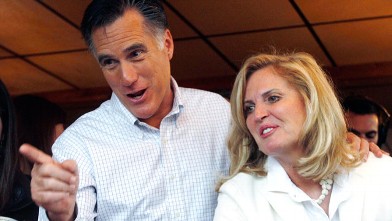 PHOTO: Republican presidential candidate former Mass. Gov. Mitt Romney points while joking with patrons with his wife Ann while campaigning at Village Pizza in Newport, N.H., Wednesday Dec. 20, 2011.