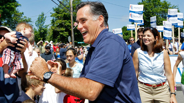 PHOTO: Mitt Romney and Kelly Ayotte