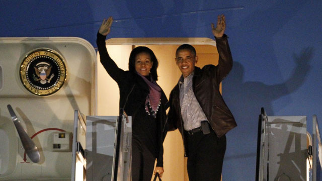 PHOTO: President Barack Obama and first lady Michelle Obama wave as they board Air Force One at Andrews Air Force Base, Md., Friday, Dec. 21, 2012 before departing for Hawaii.