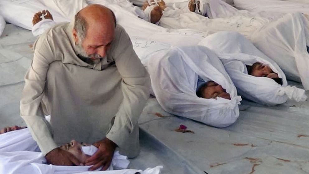 PHOTO: Man mourns over dead
