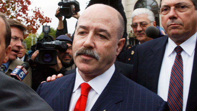 PHOTO: Bernard Kerik, followed by members of the media, leaves the Federal Court House in White Plains, New York, Nov. 9, 2007.