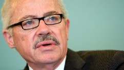 PHOTO: Former U.S. Representative and Libertarian presidential hopeful Bob Barr speaks at the National Press Club September 5, 2008 in Washington.