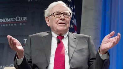 PHOTO: Billionaire Warren Buffett, speaks during a conversation with David Rubenstein, president of the Economic Club of Washingtron, during the club's 25th anniversary dinner in Washington, June 5, 2012.