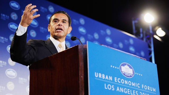 PHOTO: Los Angeles Mayor Antonio Villaraigosa speaks during a Urban Economic Forum at Loyola Marymount University, March 22, 2012 in Los Angeles, California.