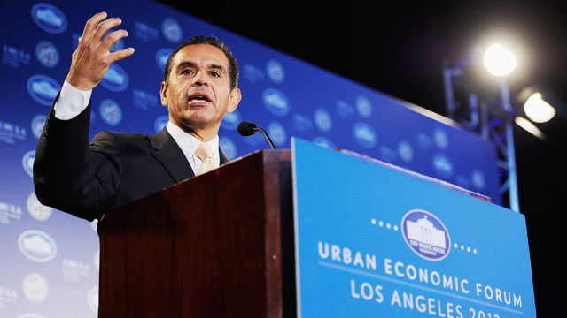 PHOTO: Los Angeles Mayor Antonio Villaraigosa speaks during a Urban Economic Forum at Loyola Marymount University, March 22, 2012 in Los Angeles, California.