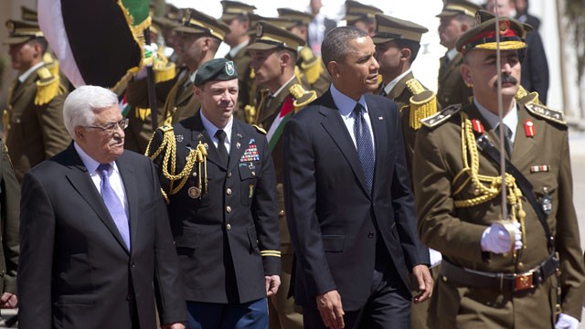 PHOTO: US President Barack Obama (R) and Palestinian president Mahmud Abbas (L) review the honor guard during an official arrival ceremony at the Muqata, the Palestinian Authority headquarters in the West Bank city of Ramallah, on March 21, 2013.