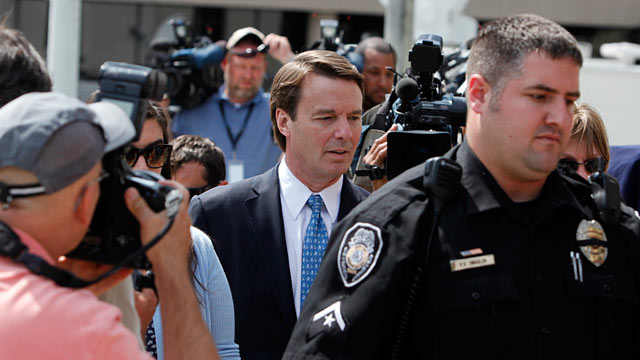 PHOTO: John Edwards, center, and his daughter Cate Edwards walk around the federal courthouse during jury deliberations in Greensboro, N.C.