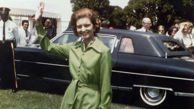 PHOTO: First Lady Betty Ford, wife of Gerald R Ford, the 38th President of the United States, waves to photographers from the lawn of the White House, Washington, D.C circa 1975.