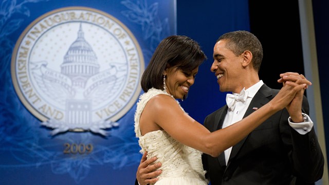 PHOTO: The Obamas dance during inaugural ball