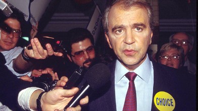 PHOTO: Presidential primary candidate Senator Paul Tsongas (D-MA) speaks with reporters Nov. 2, 1991 in Manchester, NH.