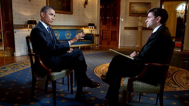 PHOTO: President Barack Obama speaks with George Stephanopoulos