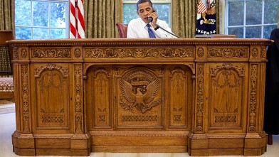 PHOTO: Barack Obama behind Resolute Desk
