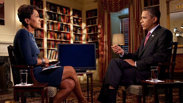 PHOTO:&nbsp;Pres. Obama speaks with Robin Roberts