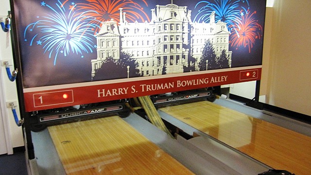 PHOTO: white house bowling