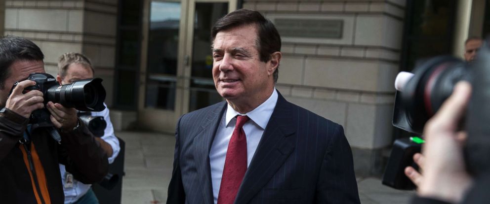 PHOTO: Former Trump Campaign Manager Paul Manafort walks to a car after a bond hearing at the E. Barrett Prettyman Federal Courthouse in Washington, Nov. 6, 2017.