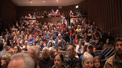PHOTO: Citizens of Staten Island attend a town hall meeting on the Sandy aftermath on November 29, 2012.