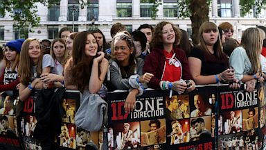 PHOTO: Fans wait for the arrival of the British boyband One Directio