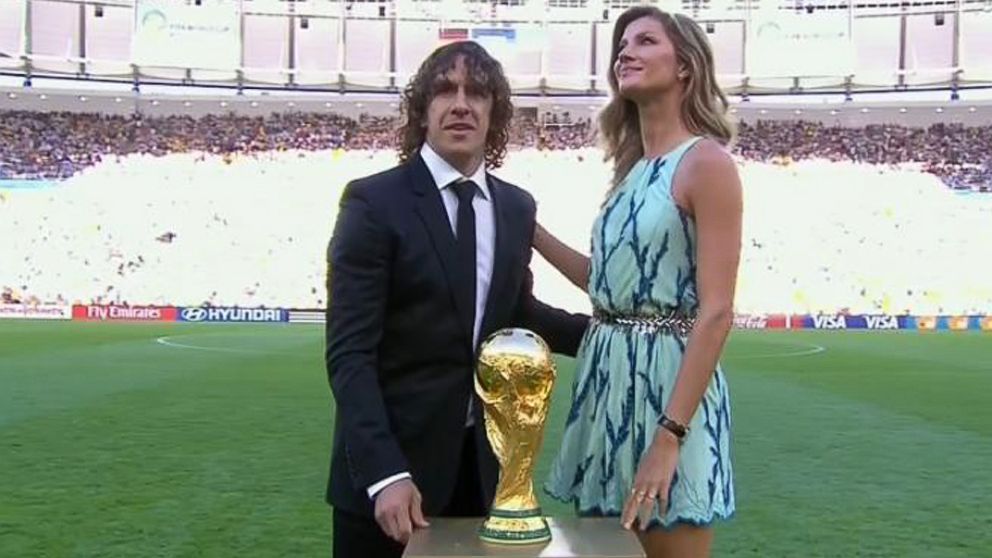 PHOTO: Former Spanish team captain Carles Puyol of Spain and model Gisele Bundchen pose with the World Cup trophy prior to the World Cup final soccer match between Germany and Argentina at the Maracana Stadium in Rio de Janeiro, July 13, 2014.