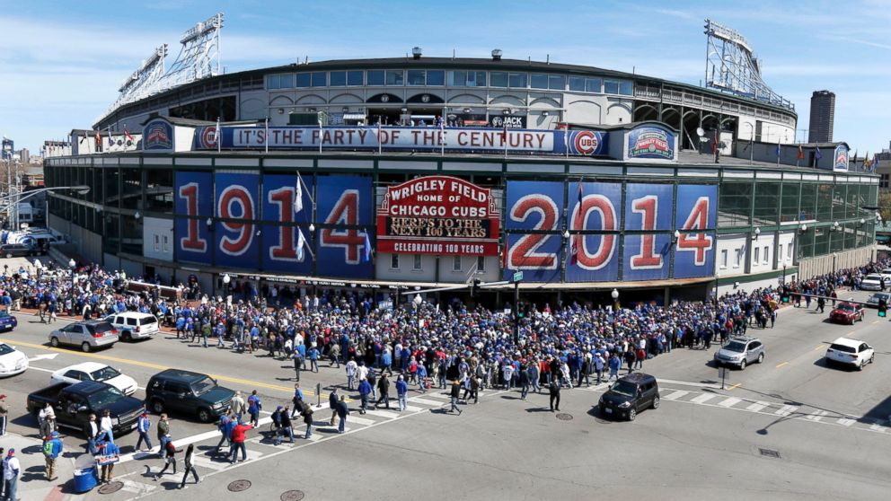 PHOTO: Baseball enter Wrigley Field for the 100th anniversary of the parks first baseball game