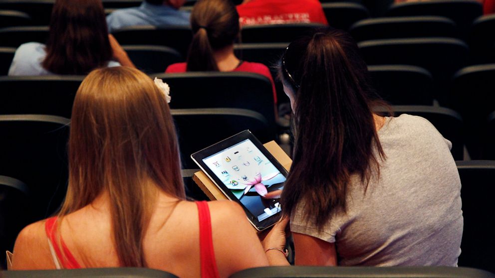 PHOTO: students, ipad
